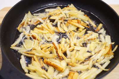 Обжарить на растительном масле картофель до золотистой корочки