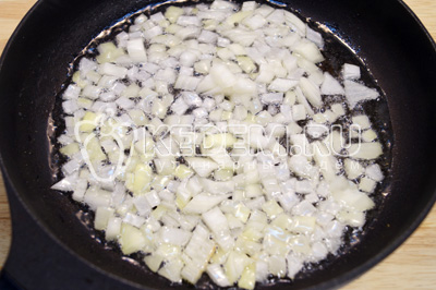  Мелко нашинкованный лук обжарить на сковороде на растительном масле