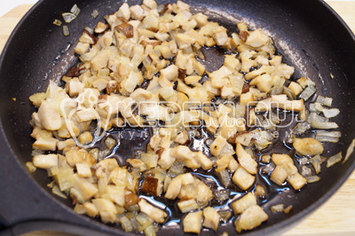 Добавить грибы и готовить 5-7 минут на медленном огне. Посолить и поперчить по вкусу