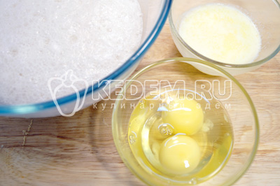 Добавить в «поднятую» дрожжевую массу яйца и растопленное сливочное масло