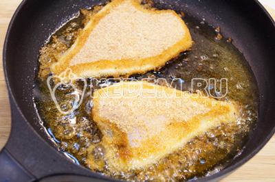 Обжарить на сковороде с растительным маслом до золотистого цвета, с двух сторон