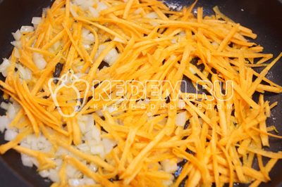 В сковороде на растительном масле обжарить мелко нашинкованный лук и тертую морковь
