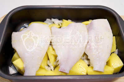  Сверху уложить рыбу кожей вниз и запекать в духовке при температуре 180 градусов С 30-35 минут