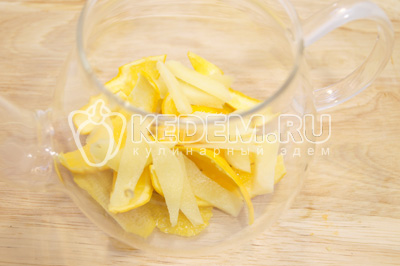 Снять цедру с лимона и апельсина. Имбирь нарезать тонкими пластиками и сложить в чайник
