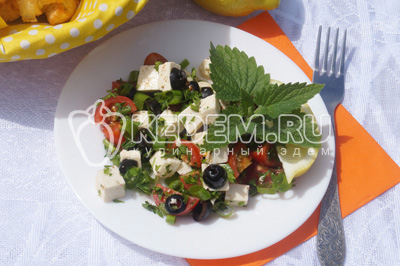 Летний салат с помидорами черри и сыром