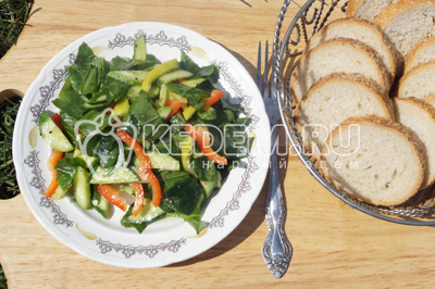 Овощной салат со щавелем готов