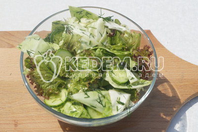 Перемещать в миске овощи с зеленью