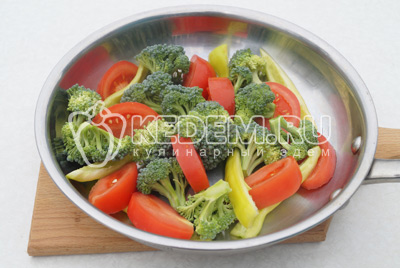 Выложить овощи в форму для запекания в духовке