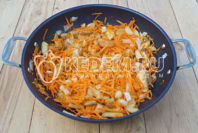 В обжаренные баклажаны добавить лук и морковь, обжаривать 7-10 минут, помешивая