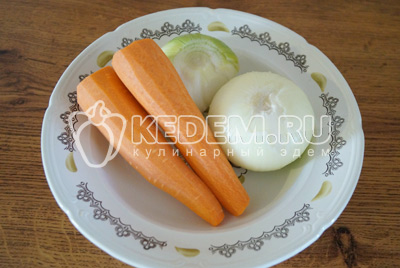 Очистить морковь и лук