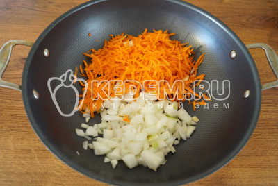 Мелко нашинковать лук, натереть на терке морковь. Сложить в сотейник и добавить растительное масло