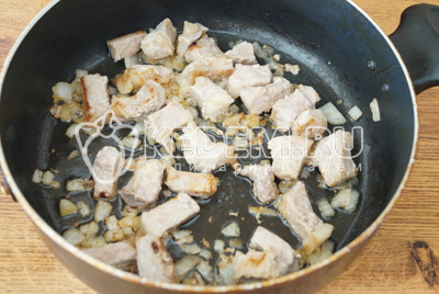 Мясо с луком обжарить на сковороде с растительным маслом до полу готовности