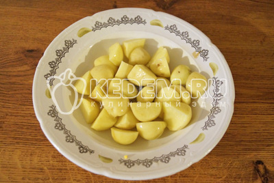 Картофель очистить и нарезать небольшими ломтиками. Опустить картофель в кипяток на 10 минут