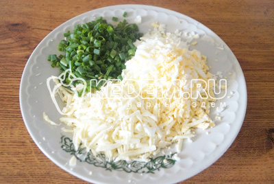 В миске смешать тертый сыр, тертые отварные яйца и мелко нашинкованный зеленый лук. Немного посолить