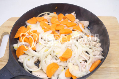 Добавить базилик, лук полукольцами и крупно нарезанную морковь.