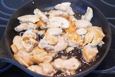 Куриное филе обжарить на сковороде с растительным маслом.