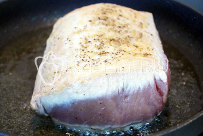 Мясо обжарить на сковороде с растительным маслом, со всех сторон.
