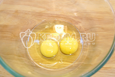Яйца взбить в миске.