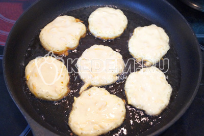 Выкладывать тесто ложкой на разогретую сковороду с растительным маслом. Жарить оладьи с двух сторон до готовности.