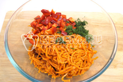 Добавить кубиками нарезанный болгарский перец, мелок нашинкованный укроп и корейскую морковь.