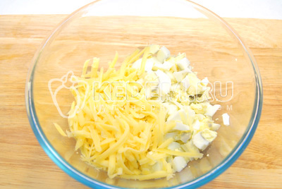Яйца мелко порубить в миску, добавить тертый сыр.