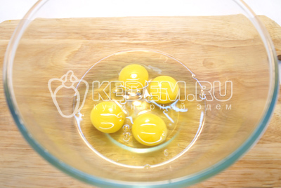 Яйца взбить в миске в пену.