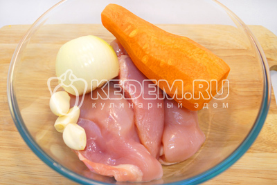 Куриное филе хорошо промыть, лук, морковь и чеснок очистить.