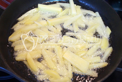 Картофель очистить и нарезать соломкой. Обжарить на сковороде с растительным маслом до готовности.