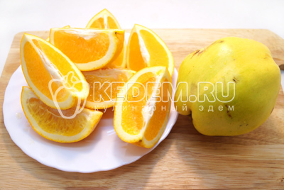 Апельсины нарезать четвертинками.