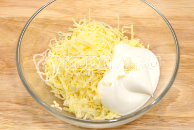 Для начинки смешать в миске тертый сыр, прессованный чеснок и майонез.