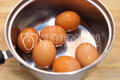 Яйца отварить до готовности, остудить и очистить.