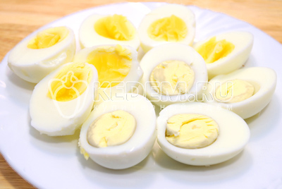 Яйца разрезать на половинки и вынуть желтки.