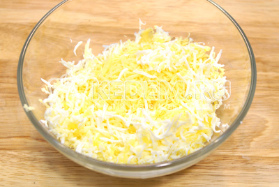 В миске смешать тертый отварные яйца, тертый сыр и прессованный чеснок.