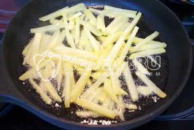 Картофель очистить и нарезать соломкой. Обжарить на растительном масле до золотистого цвета. Остудить на бумажных салфетках.