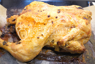 Готовую курицу немного остудить и выложить на блюдо с листьями салата и овощами.