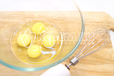 Яйца взбить в миске до густой пены.
