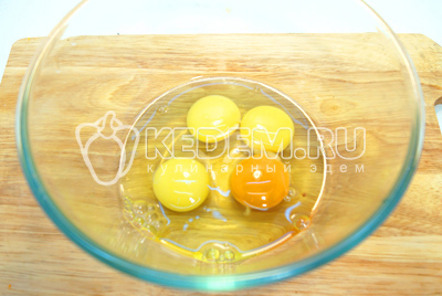 Яйца взбить в миске в густую пену.
