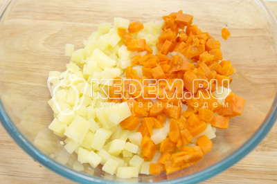 В миску нарезать кубиками отварной картофель и морковь.