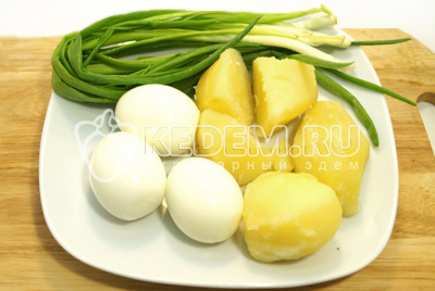 Остудить картофель, яйца отварить и очистить. Зеленый лук хорошо промыть.