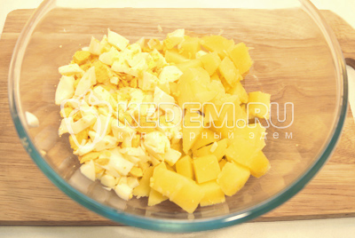 Нарезать в миску крупными кубиками картофель и средними кубиками яйца.