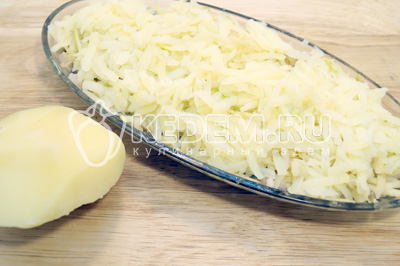 Картофель отварить в мундире, остудить и очистить. На слой яблока уложить слой тертого картофеля, немного посолить.