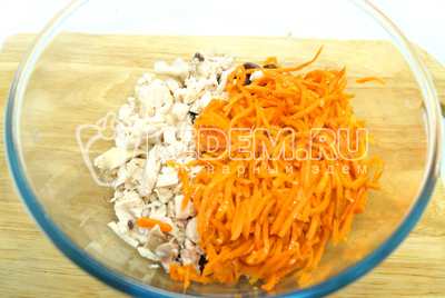 Добавить мелко нарезанное отварное куриное филе и морковь по-корейски.
