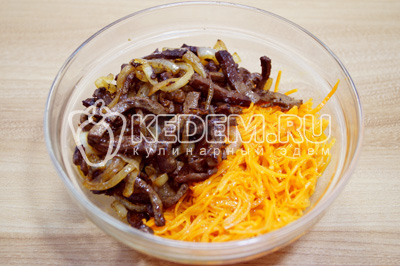 Смешать в миске морковь по-корейски и печень с луком. Дать настояться 30-40 минут. 