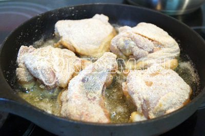 На сковороде разогреть масло и обжарить куриные кусочки со всех сторон до золотистого цвета.