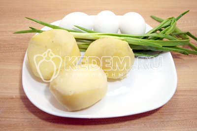 Яйца и картофель отварить, остудить и очистить. Лук хорошо промыть и обсушить.