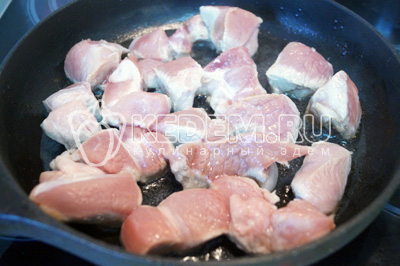 Обжарить кусочки мяса на растительном масле 2-3 минуты.