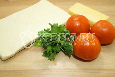 Тесто разморозить, помидоры и зелень хорошо промыть и обсушить. Сыр натереть на терке.