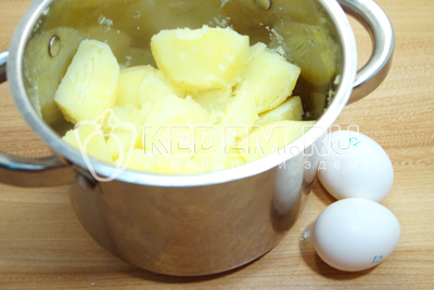Слить воду с картофеля и добавить сливочное масло и яйца.