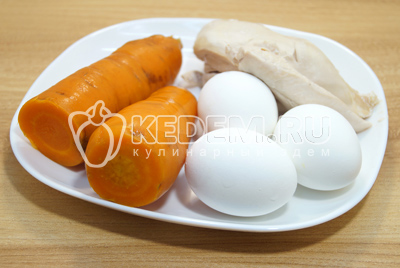 Курицу, морковь и яйца отварить.