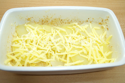 Выкладывать поочередно слой картофеля и слой тертого сыра.